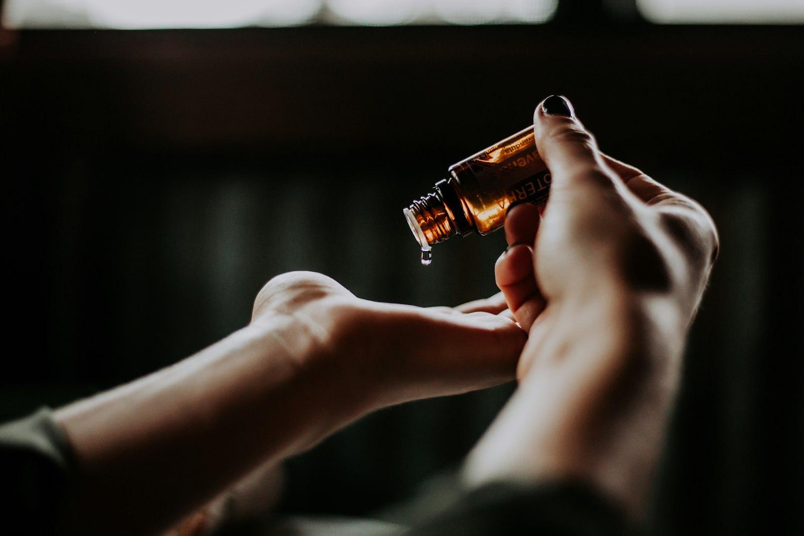 Terapeuta aplicando aceite esencial en sus manos