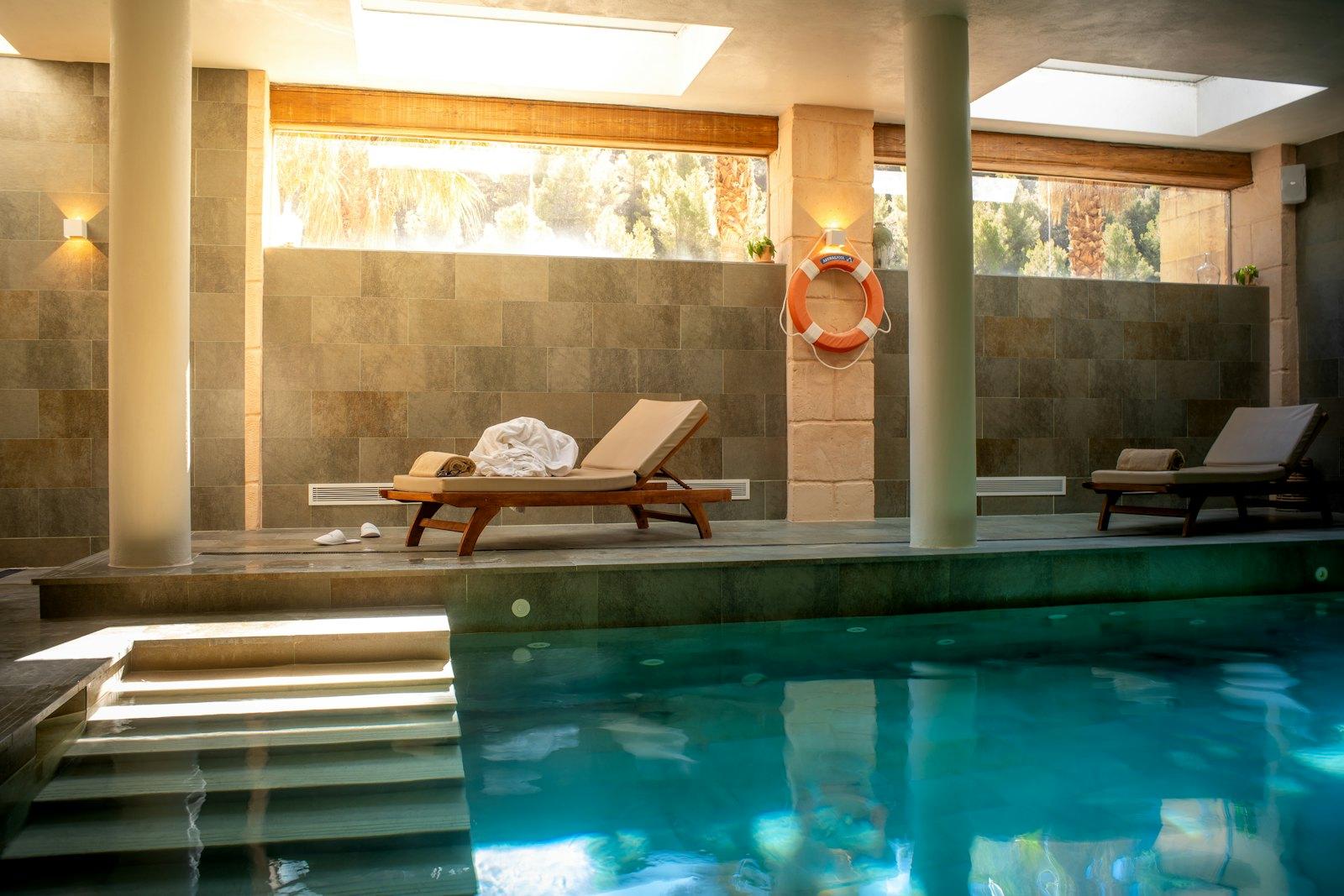 Piscina temperada con reposeras y luz natural