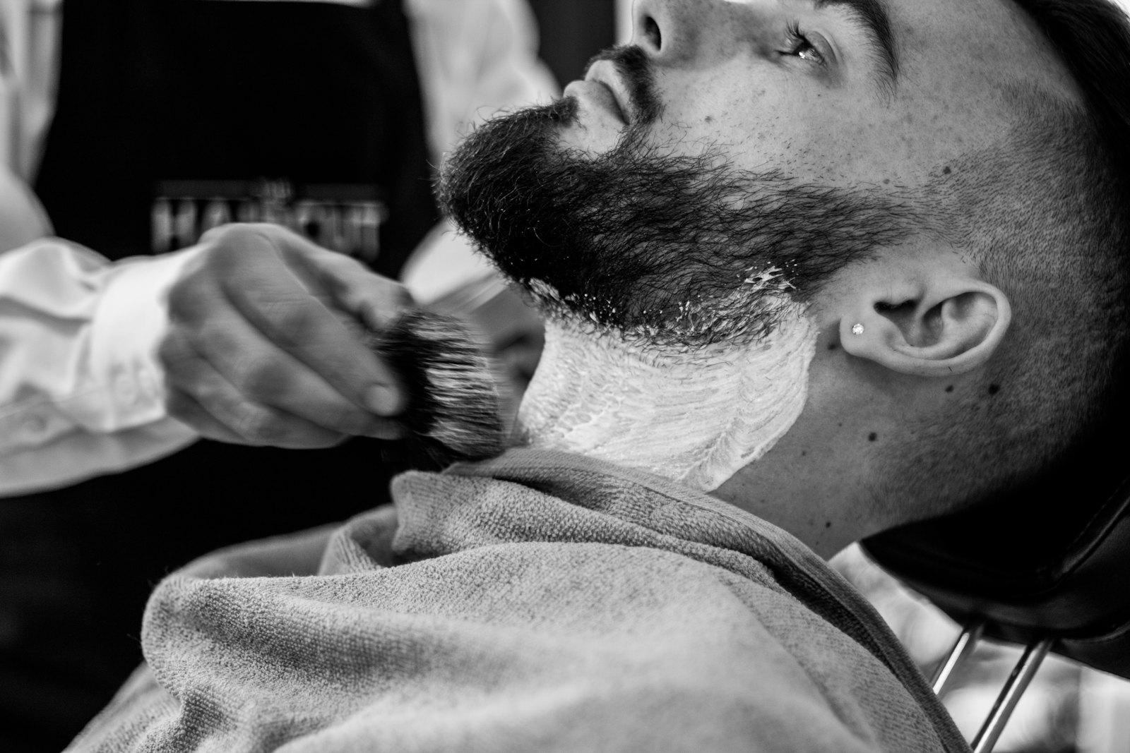 Barbero aplicando espuma con brocha