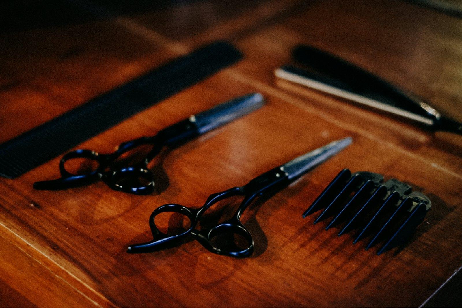 Tijeras y peines sobre una mesa de madera