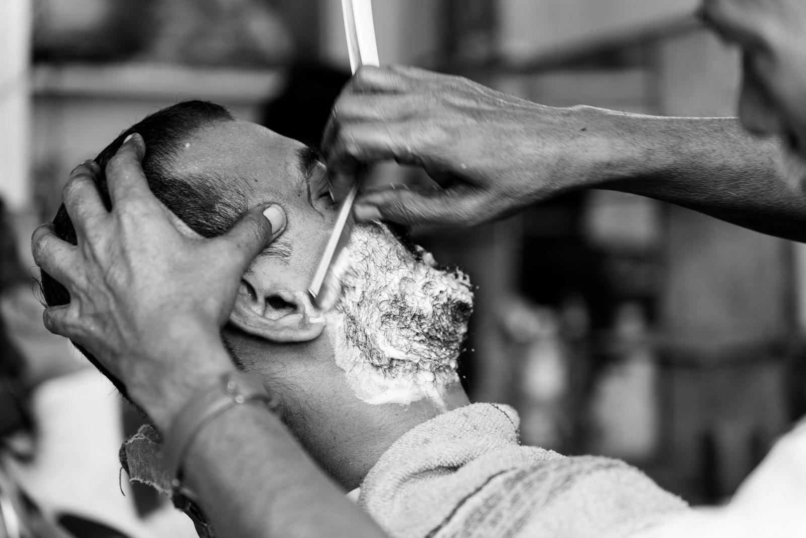 Afeitado clásico con navaja en blanco y negro