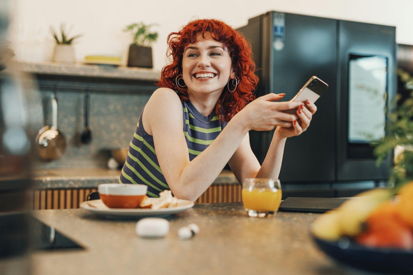 Clienta reservando su hora por WhatsApp desde el celular
