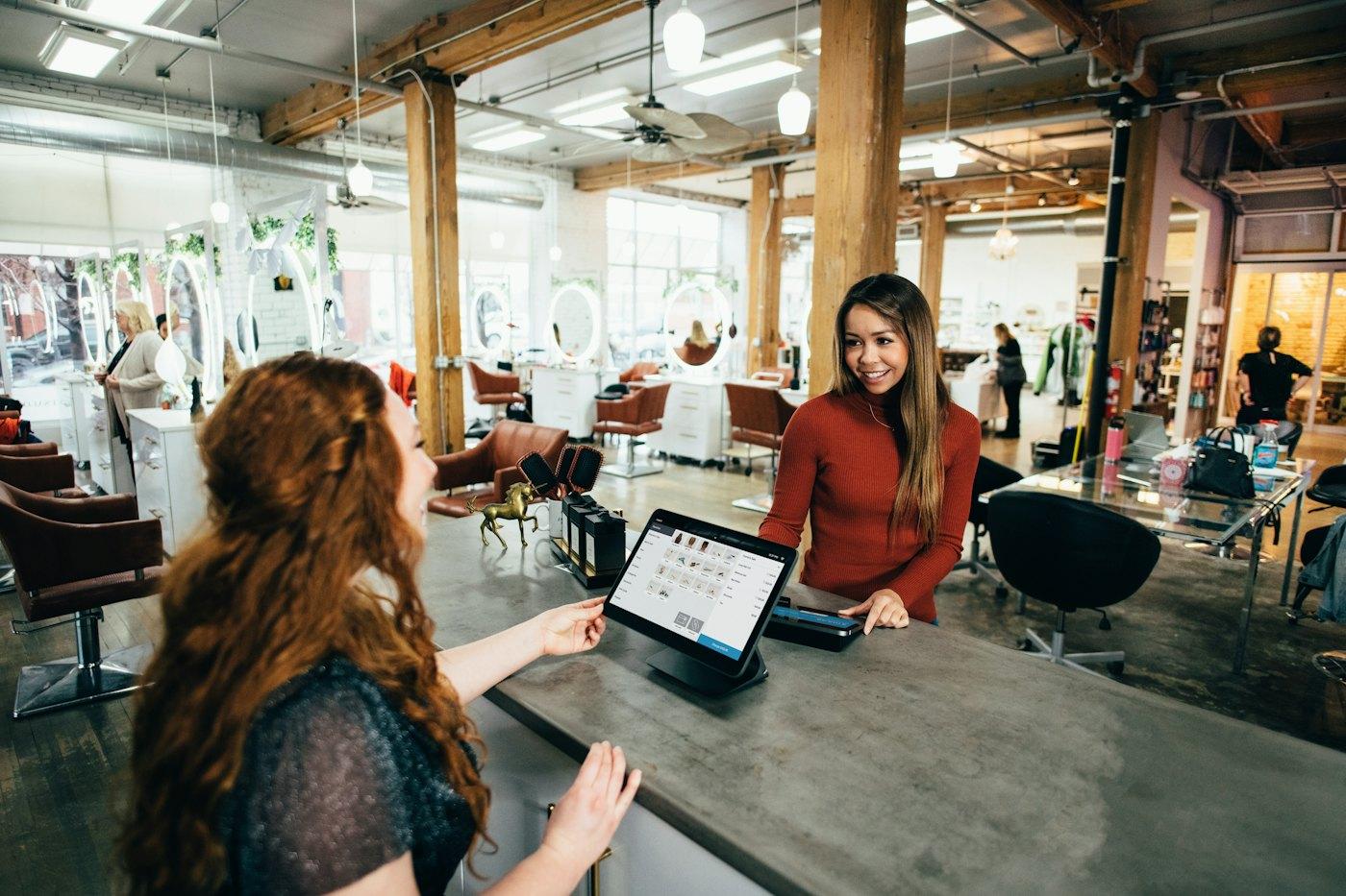 Recepción de un salón con la agenda en una tablet