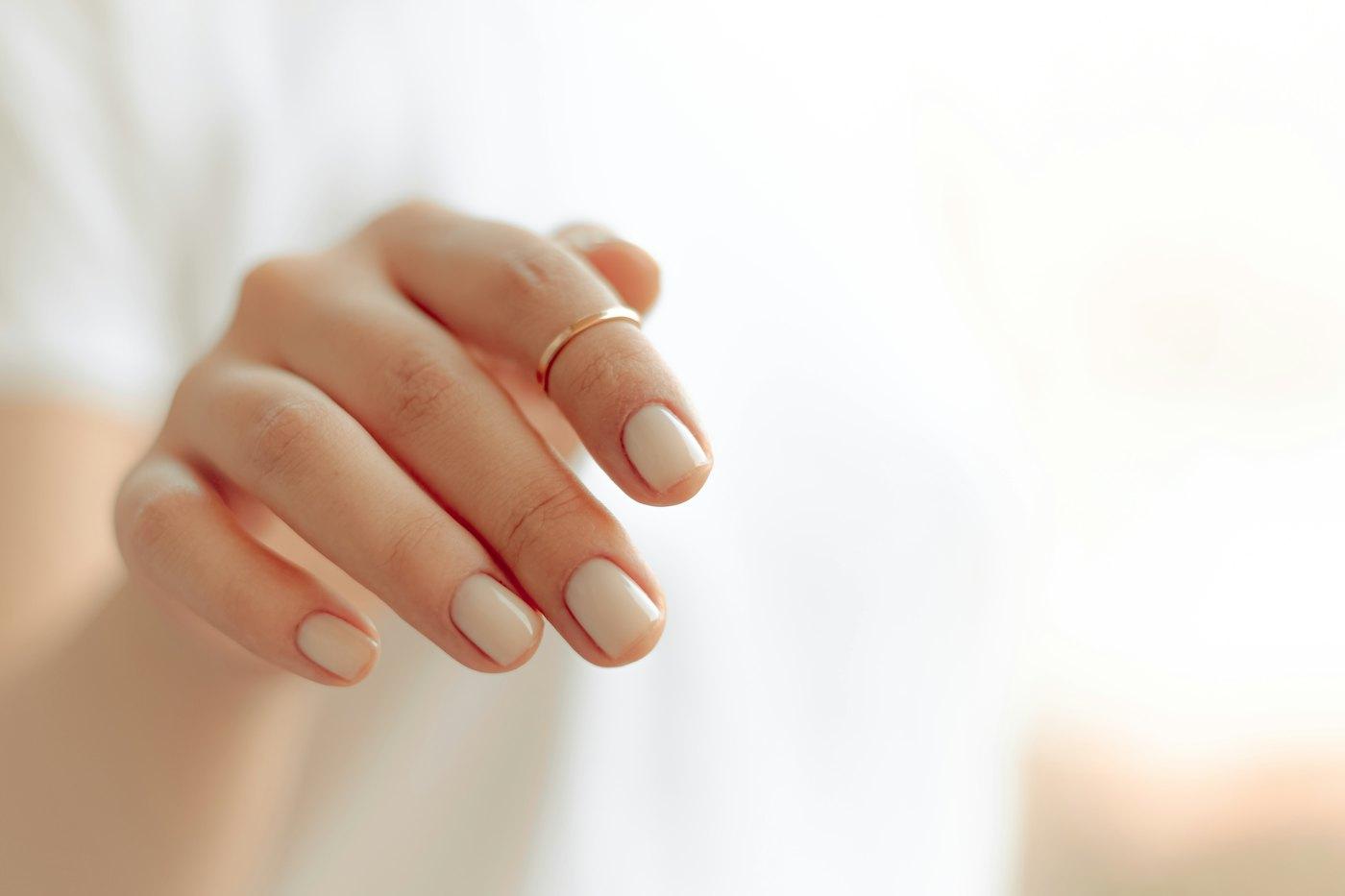 Manos con manicura blanca